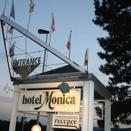 Monica 3*